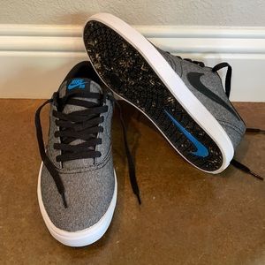Nike SB size 9 color black and white